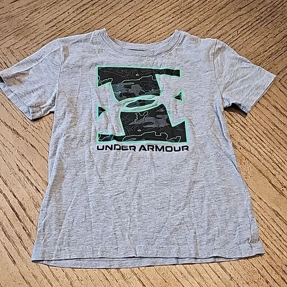 Boys Under Armour t shirt size 6